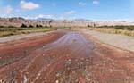 Río Calchaquí a bassa acqua da un ponte nei pressi di San Carlos Valley Calchaquies, Ruta 40, Argentina.