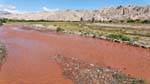 Acqua rossa nel fiume, Angastaco Valley Calchaquies, Ruta 40, Argentina.