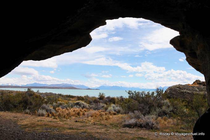 Vista dalla grotta, sito archeologico Tehuelche, Walichu - Argentina