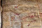 Animali affresco in ossido di ferro, pittura rupestre Tehuelche, Walichu, Argentina.