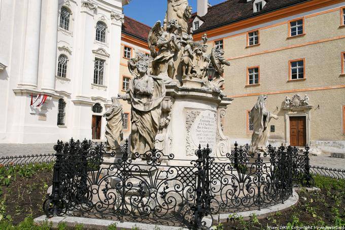 Jodok Fink Platz, Piaristenkirche, colonna Zoom Maria Treu - Vienna - Austria