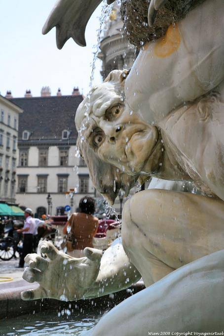 Michaeler Platz, Brunnen Macht zu Lande, sguardo infernale - Vienna - Austria
