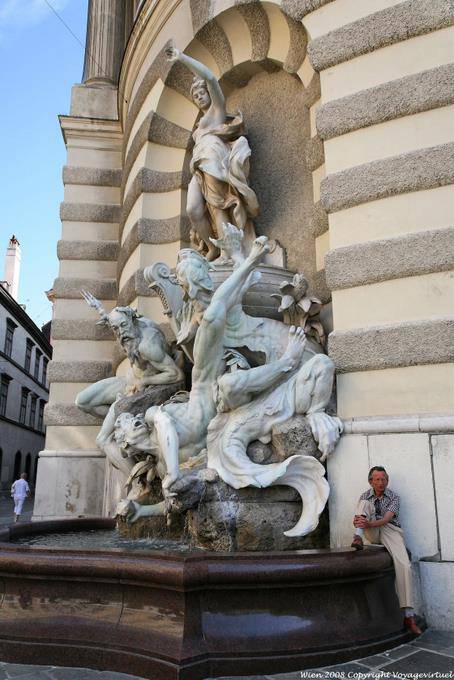 Michaeler Platz, Brunnen Macht zu See, in attesa - Vienna - Austria