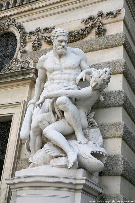 Michaeler Platz, a sinistra Statua di Michaelertor - Vienna - Austria