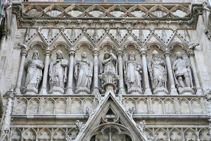 Votivkirche, cancello, vicino statue - Vienna - Austria