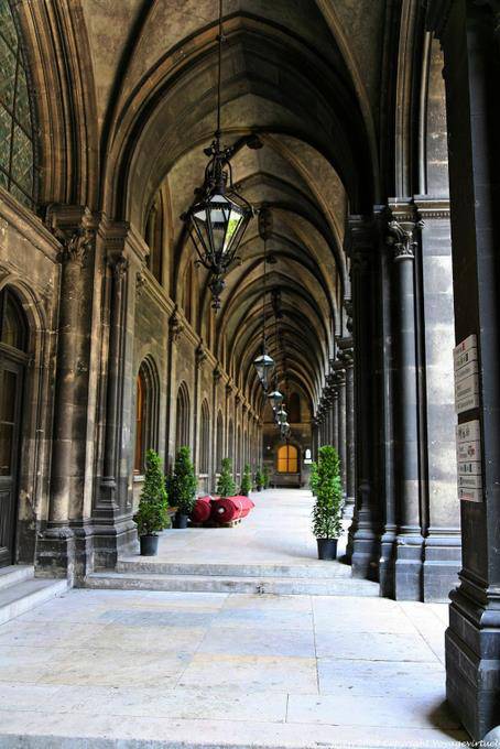 Wiener Rathaus, passare con archi gotici - Vienna - Austria