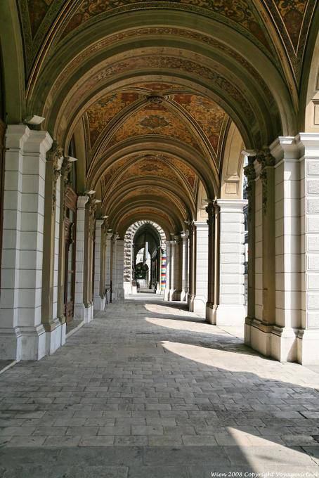 Wiener Rathaus, sotto i portici laterali della strada - Vienna - Austria