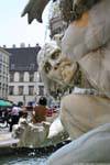 Michaeler Platz, Brunnen Macht zu Lande, sguardo infernale, Vienna - Austria.