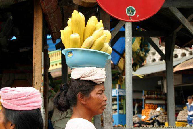 Candidasa pannocchie di mais sulla testa - Bali