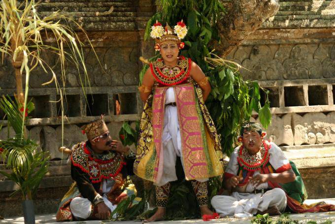 Kriss ballo, Sahadewa legato ad un albero di fronte al Tempio della Morte - Bali