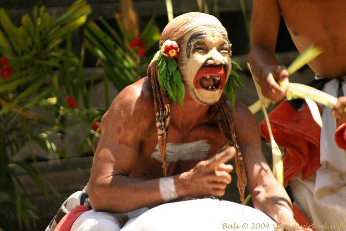Ridere per la vittoria del Bene, Kriss danza - Bali