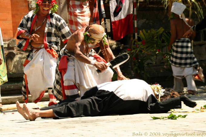 Battaglia tra Sahadewa a Kalika, Kriss danza - Bali
