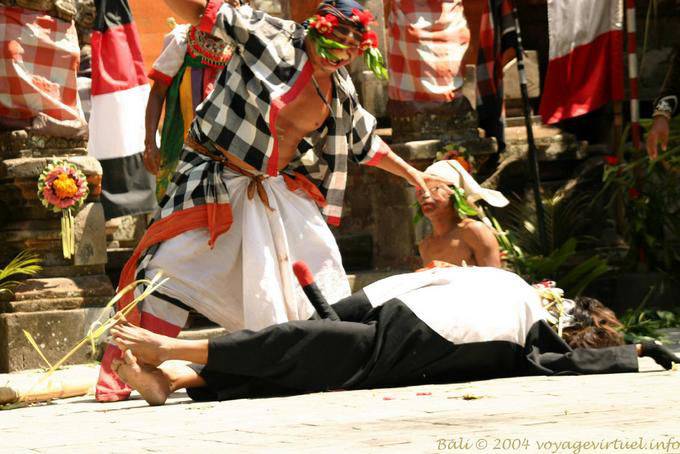 Burlesque scena, danza balinese Kriss - Bali