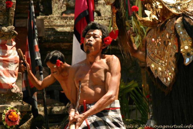 Gli uomini di Barong e Kris incantato, ballano Kriss - Bali