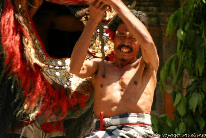 Suicidio, spettacolo di danza balinese, Batubulan Kriss - Bali