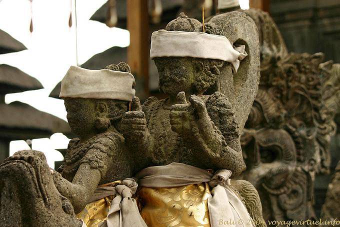 Statua a Pollice in su, Pura Ulun Danu Batur - Bali