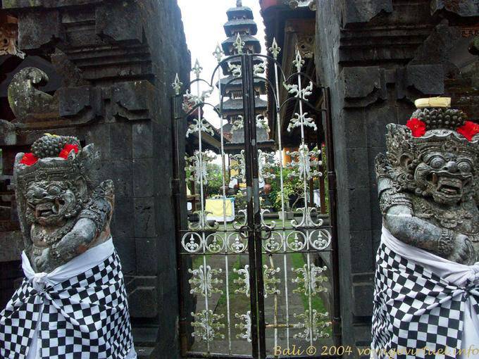 Ferro porta, Pura Besakih - Bali