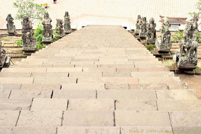 In cima alle scale, Pura Besakih - Bali