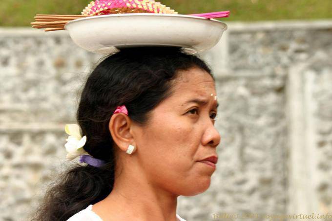 Offrendo sulla testa, Pura Besakih - Bali