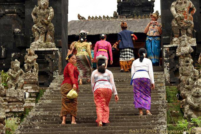 Donne in preghiera, Pura Besakih - Bali