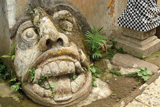 Sculpture qui tire la langue Git Git Bali 