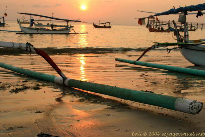 Riflessione Iridescent sulla spiaggia di Jimbaran - Bali