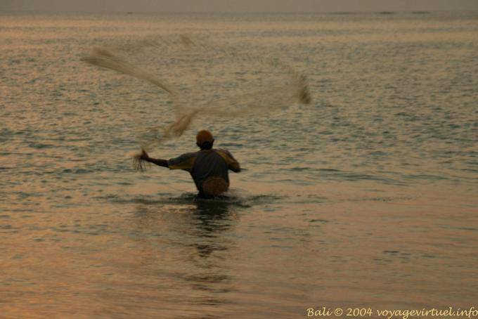 Fisherman gettando una rete circolare, Jimbaran - Bali