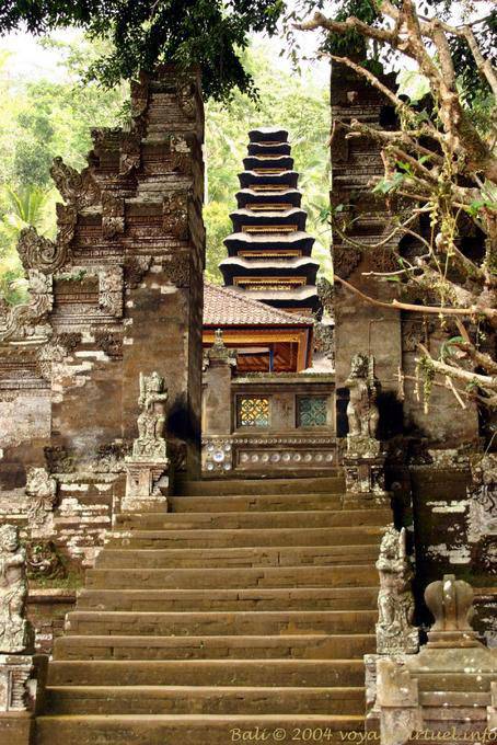 Sui gradini del palazzo, tempio di Pura Kehen - Bali