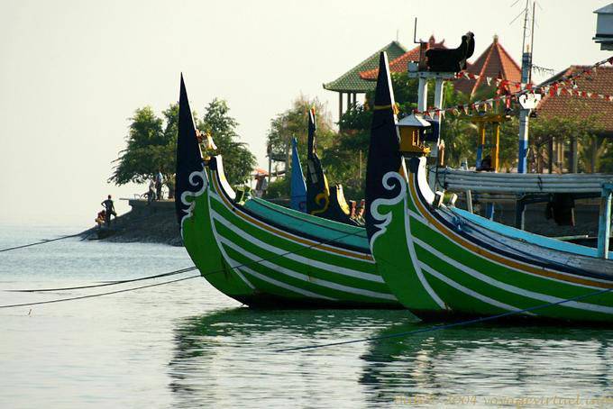 Proues de bateaux sur la mer, Lovina Bali 