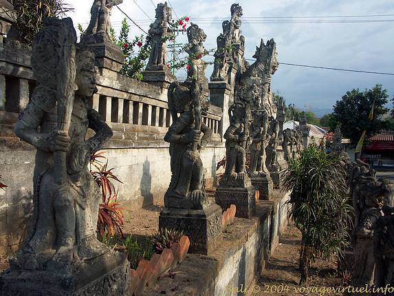 Fuori i personaggi del tempio di Ramayana Maduwe Karang - Bali