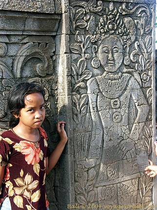 Bambina prima il rilievo Maduwe Karang - Bali
