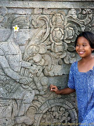 Di fronte alla scultura parete del Nieuwenkamp olandese, Maduwe Karang - Bali
