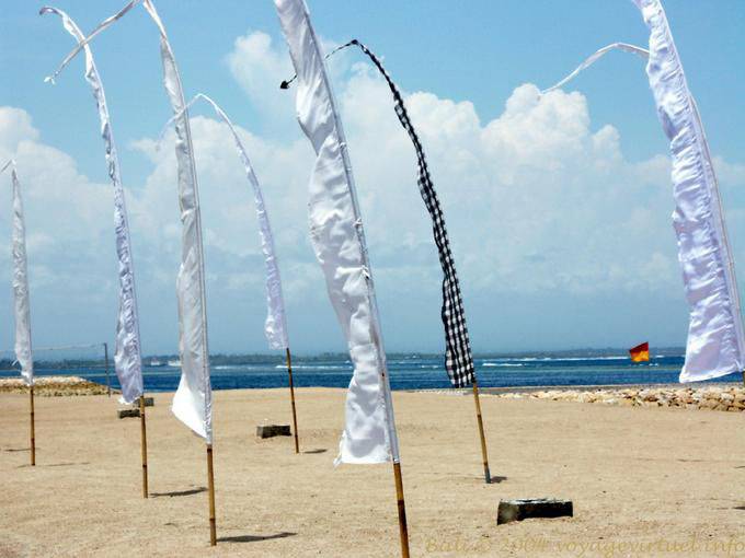 Bandiere tradizionali sulla spiaggia di Nusa Dua - Bali