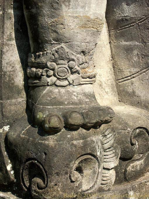 Statua del piede Penataran Sasih - Bali