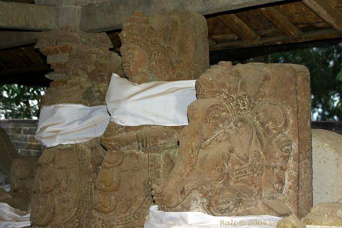 Statues de pierre antiques datant du 11e-13e siècles, Puncak Penulisan Tempio Bali  