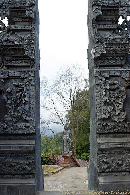Entrée ouvragée du temple de Tegeh Koripan, Penulisan Tempio Bali  