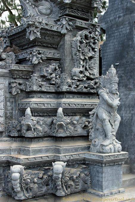 Complexité des sculptures mêlant végétation et animaux fabuleux, Puncak Penulisan Tempio Bali  