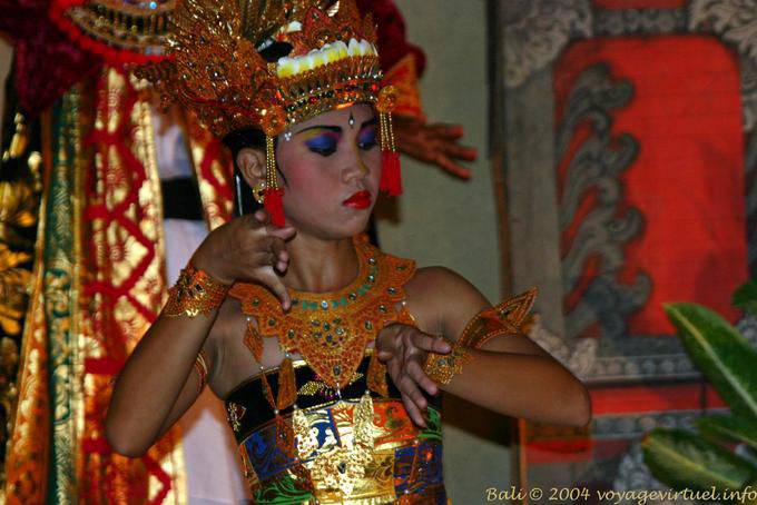 La bellezza di una giovane ballerina Balinese, danza Ramayana Nusa Dua - Bali