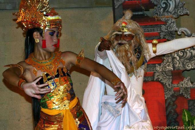 Il désigant danzatrice dito sacerdote, danza Ramayana Nusa Dua - Bali
