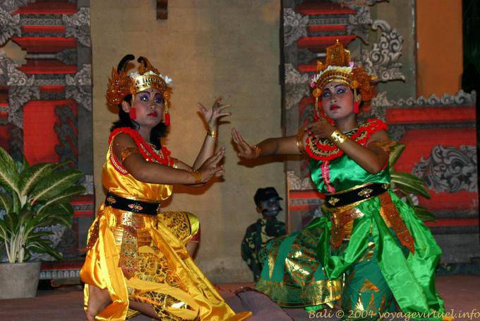 Ginocchia al ritmo del gamelan, danza Ramayana Nusa Dua - Bali