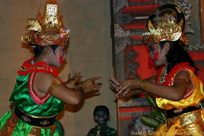 Ballerini con gesti delicati e posture tipiche, danza Ramayana Nusa Dua - Bali