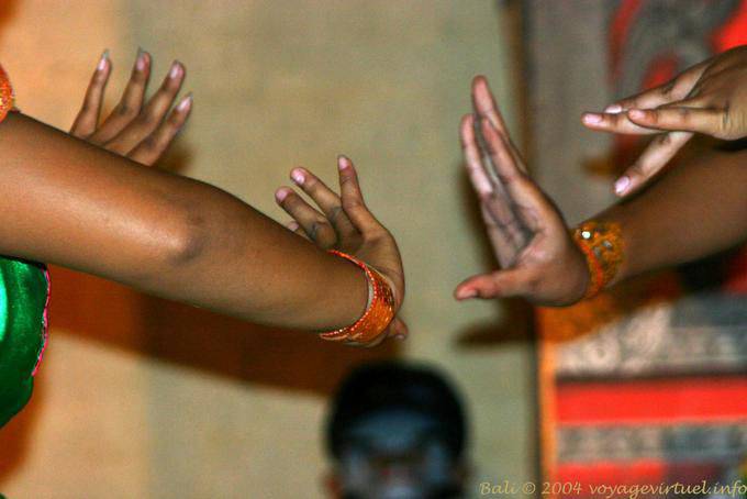 Focus su gesti dei ballerini, danza Ramayana Nusa Dua - Bali