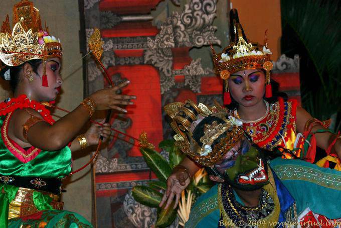 Rama e il suo arco affontant Valin usurpatore, danza Ramayana Nusa Dua - Bali