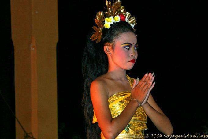 Postura con le mani giunte della giovane ballerina, danza Ramayana - Bali