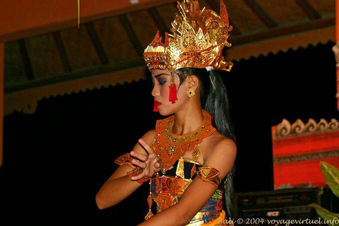 Profilo con l'elmo d'oro, la danza Ramayana - Bali