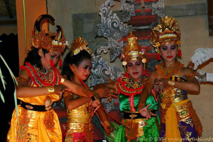 Amazzoni, tiro con l'arco, danza Ramayana Nusa Dua - Bali