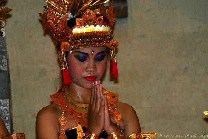 Giovane ballerina saluto Ramayana Nusa Dua - Bali