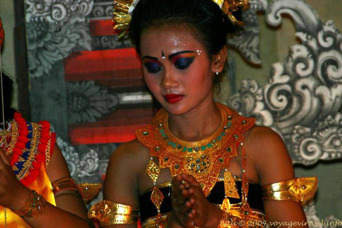 Danzatrice con gli occhi bassi ballare Ramayana Nusa Dua - Bali