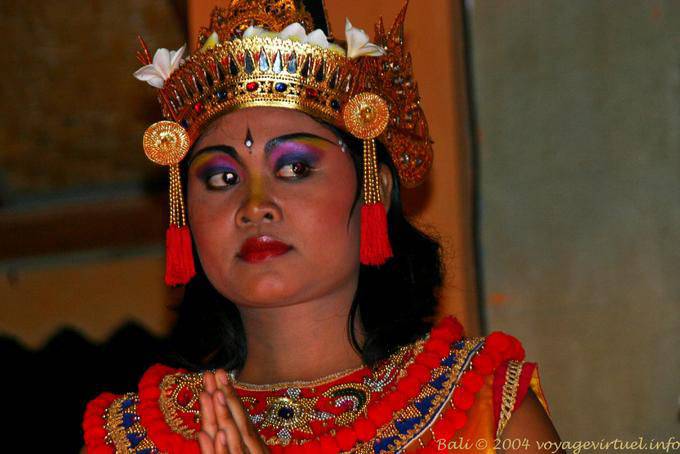 Sguardo obliquo del ballerino, Balinese danza - Bali