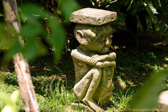 Statua di pietra sulla testa, Taman Burung - Bali